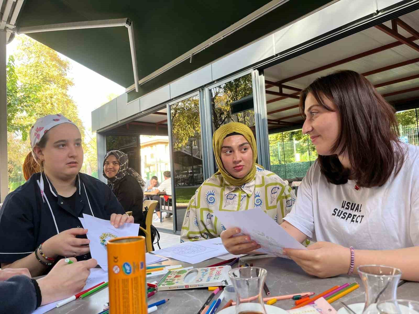 Kusursuz kafe &ccedil;alışanlarıyla uno oynadılar
