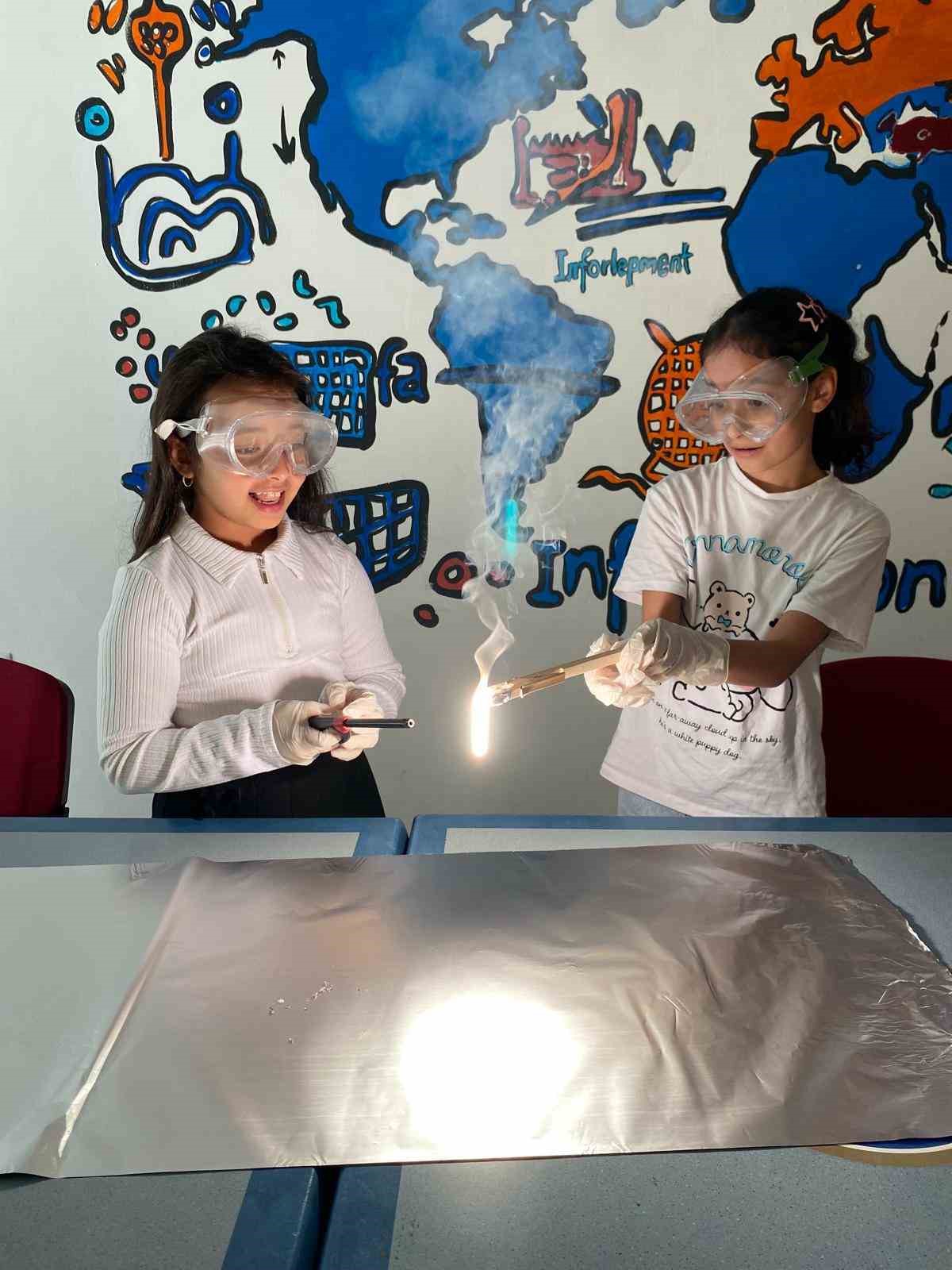 Muğla Gen&ccedil;lik Merkezi Fen Bilimleri At&ouml;lyesi&rsquo;nde &ccedil;ocuklar eğlenerek &ouml;ğreniyor
