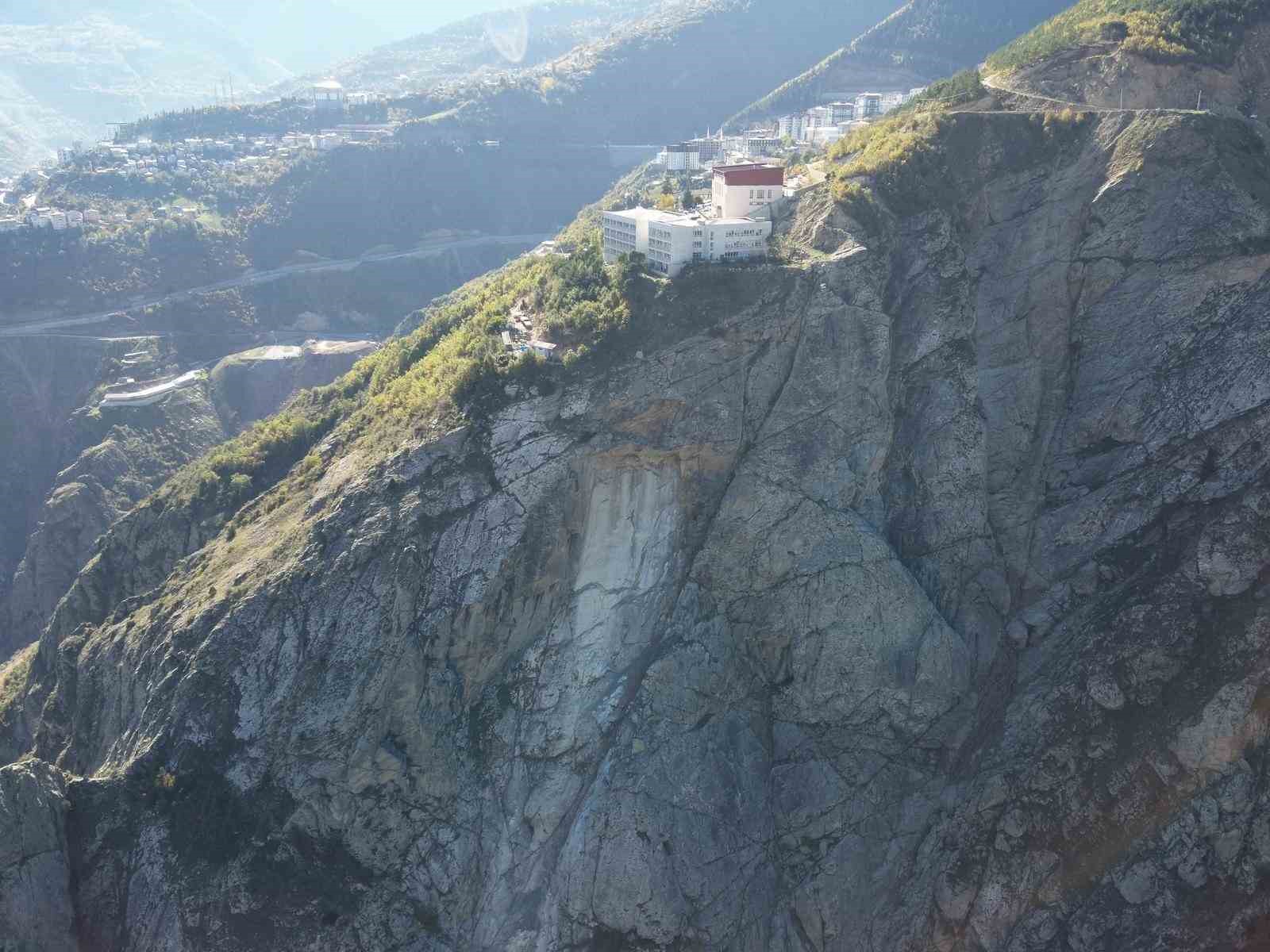 Artvin’de kaya kopması paniğe neden oldu: İki lise tahliye edildi