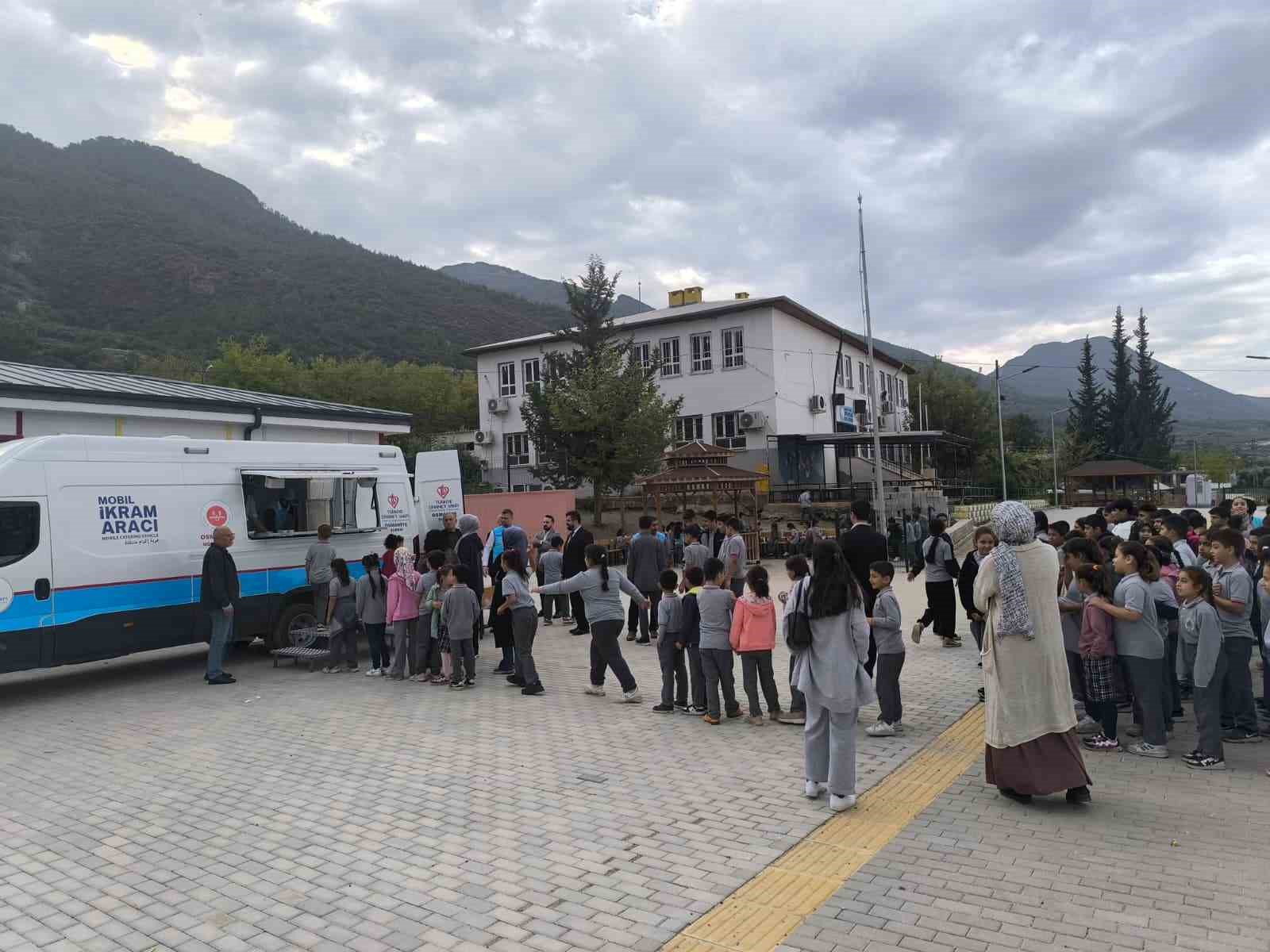 Osmaniye’de öğrencilere sıcak çorba ikramı