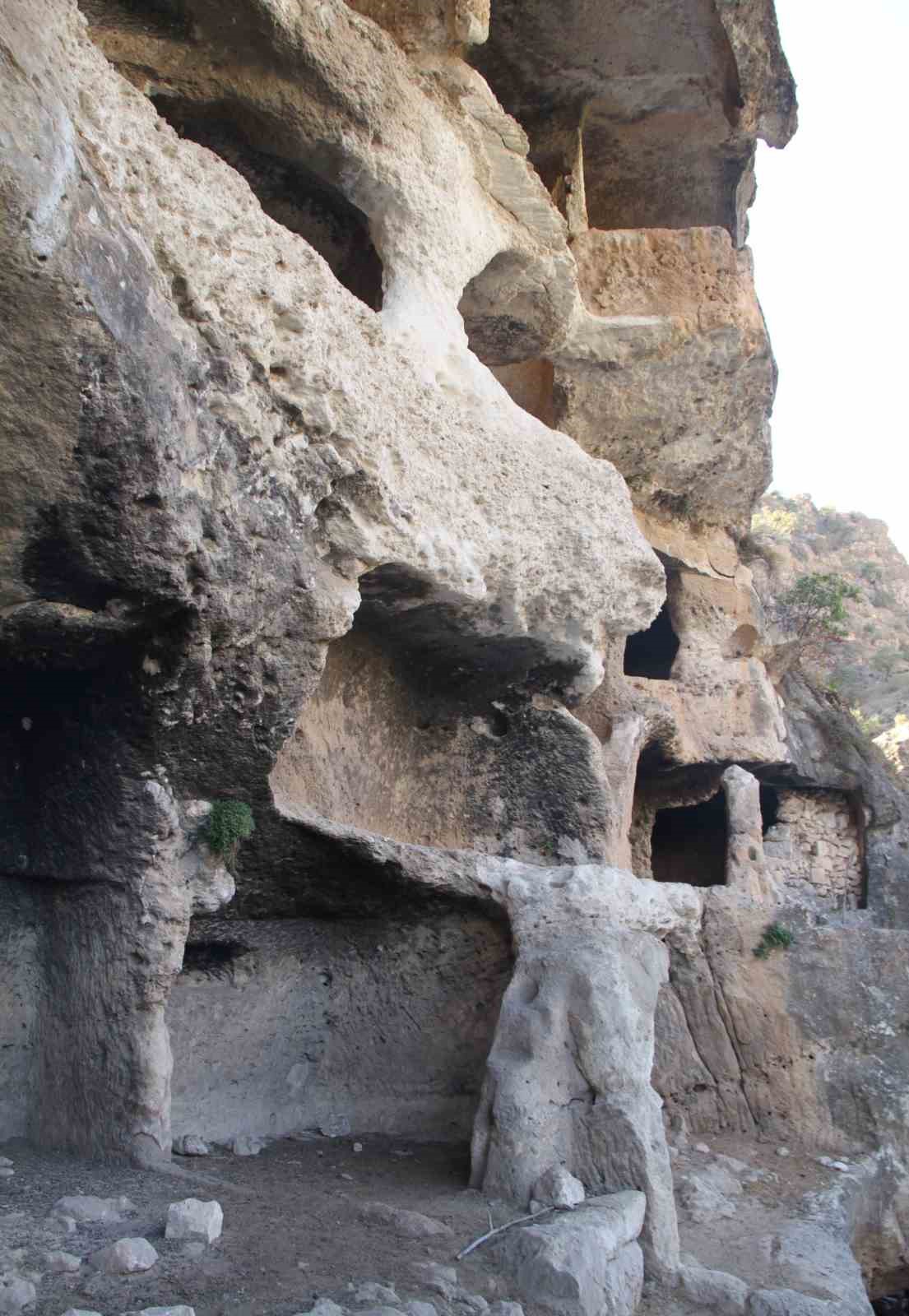 Gabar Dağı’ndaki saklı cennet: "7 katlı apartman mağarası"