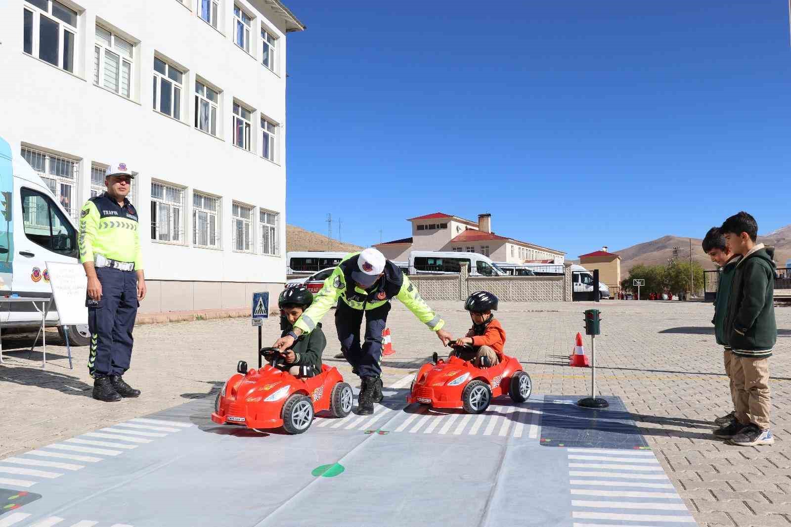 &Ccedil;atak&rsquo;ta &ouml;ğrencilere uygulamalı trafik g&uuml;venliği eğitimi
