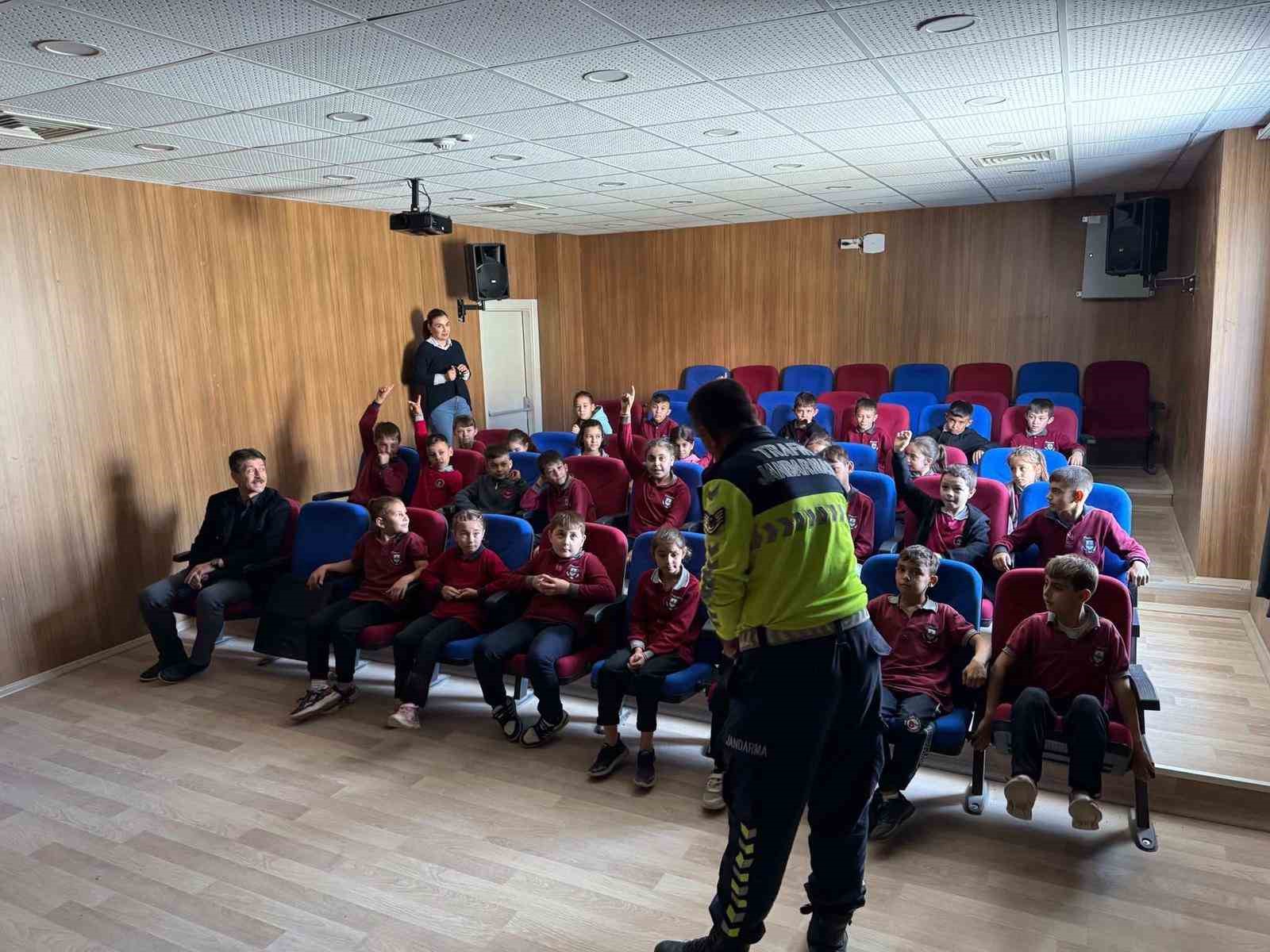 Jandarma trafik timinden öğrencilere eğitim