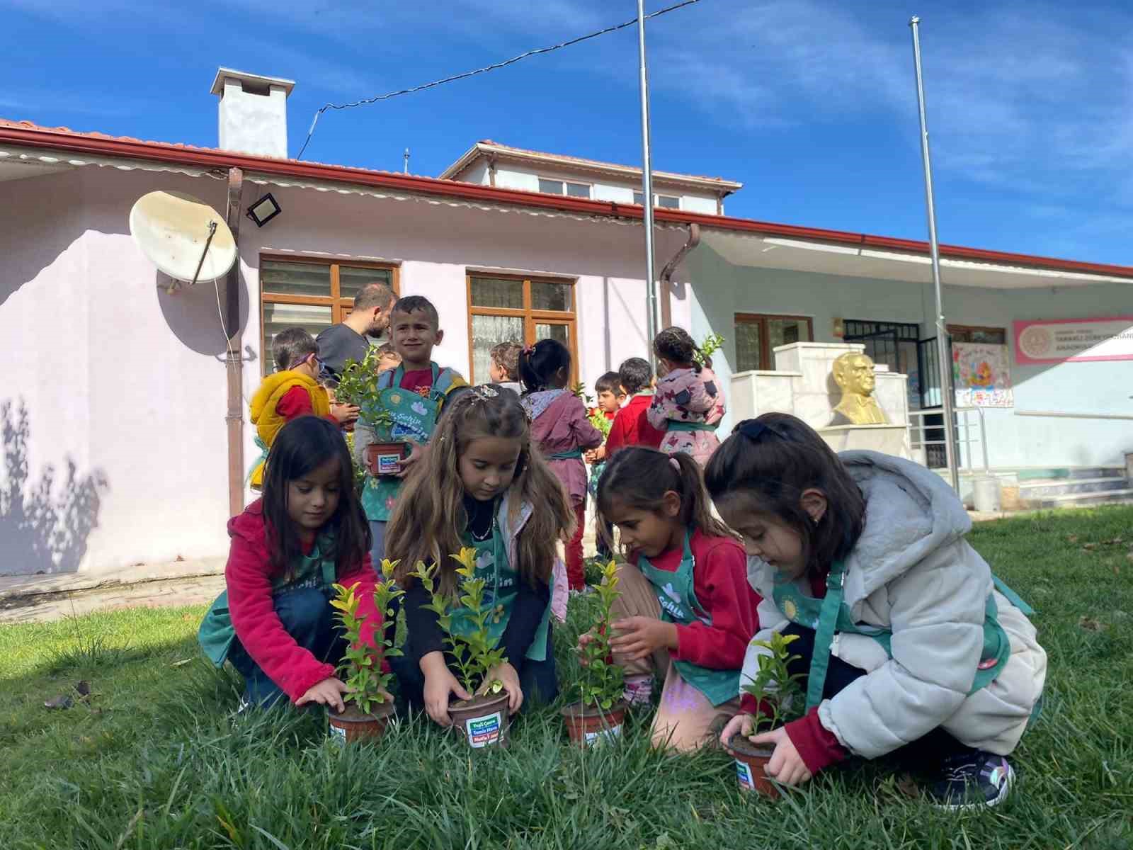 Toprağa dokunan minik eller Sakarya&rsquo;da umudu ekti
