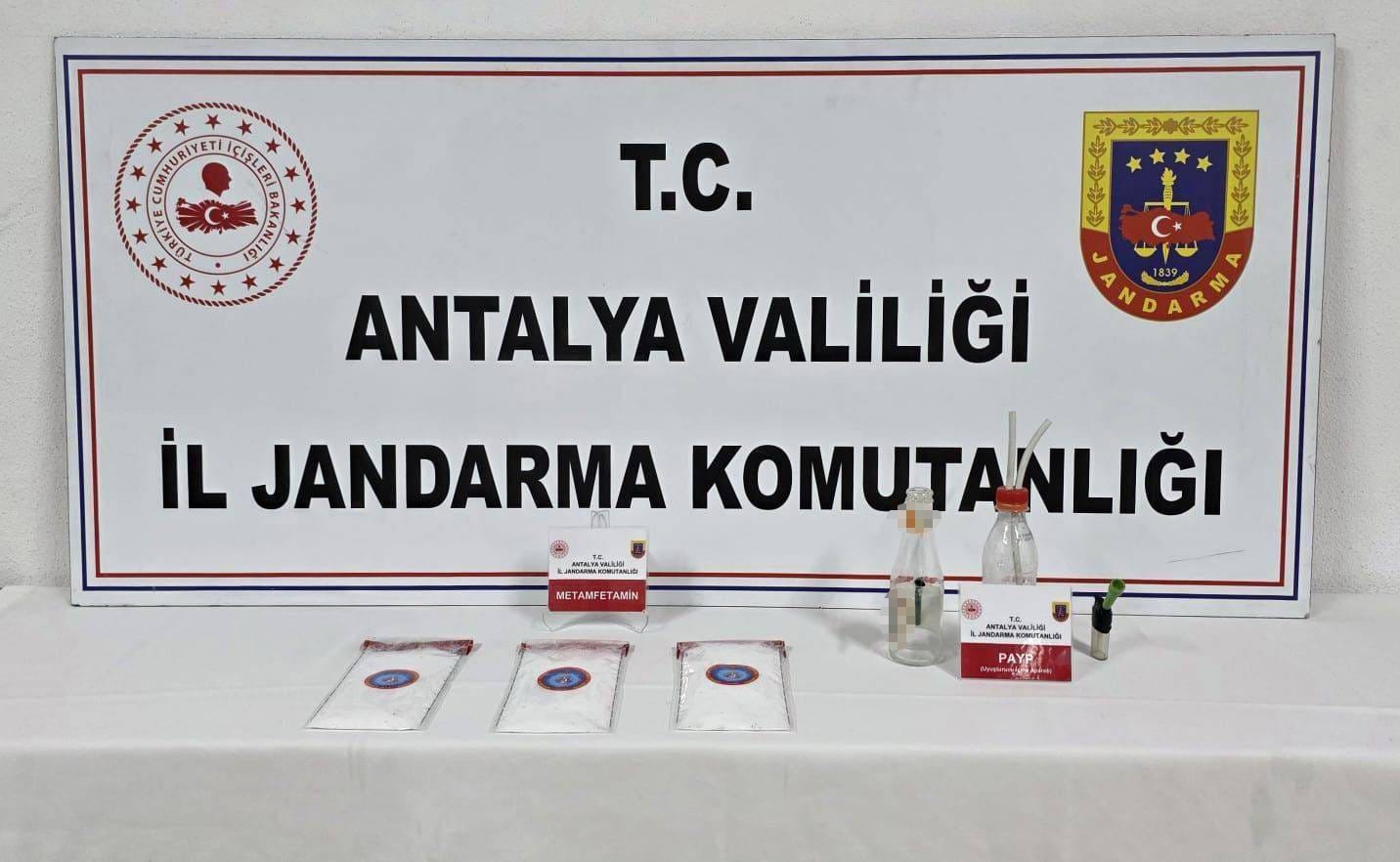 Jandarma uyuşturucu operasyonunda 1 kilo 210 gram uyuşturucu madde ele geçirildi