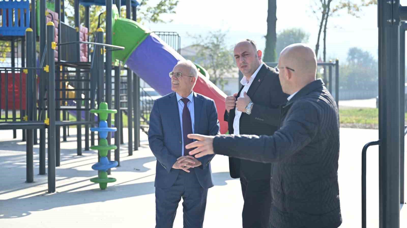 Gen&ccedil;lik merkezi ve futbol sahasında incelemelerde bulunuldu
