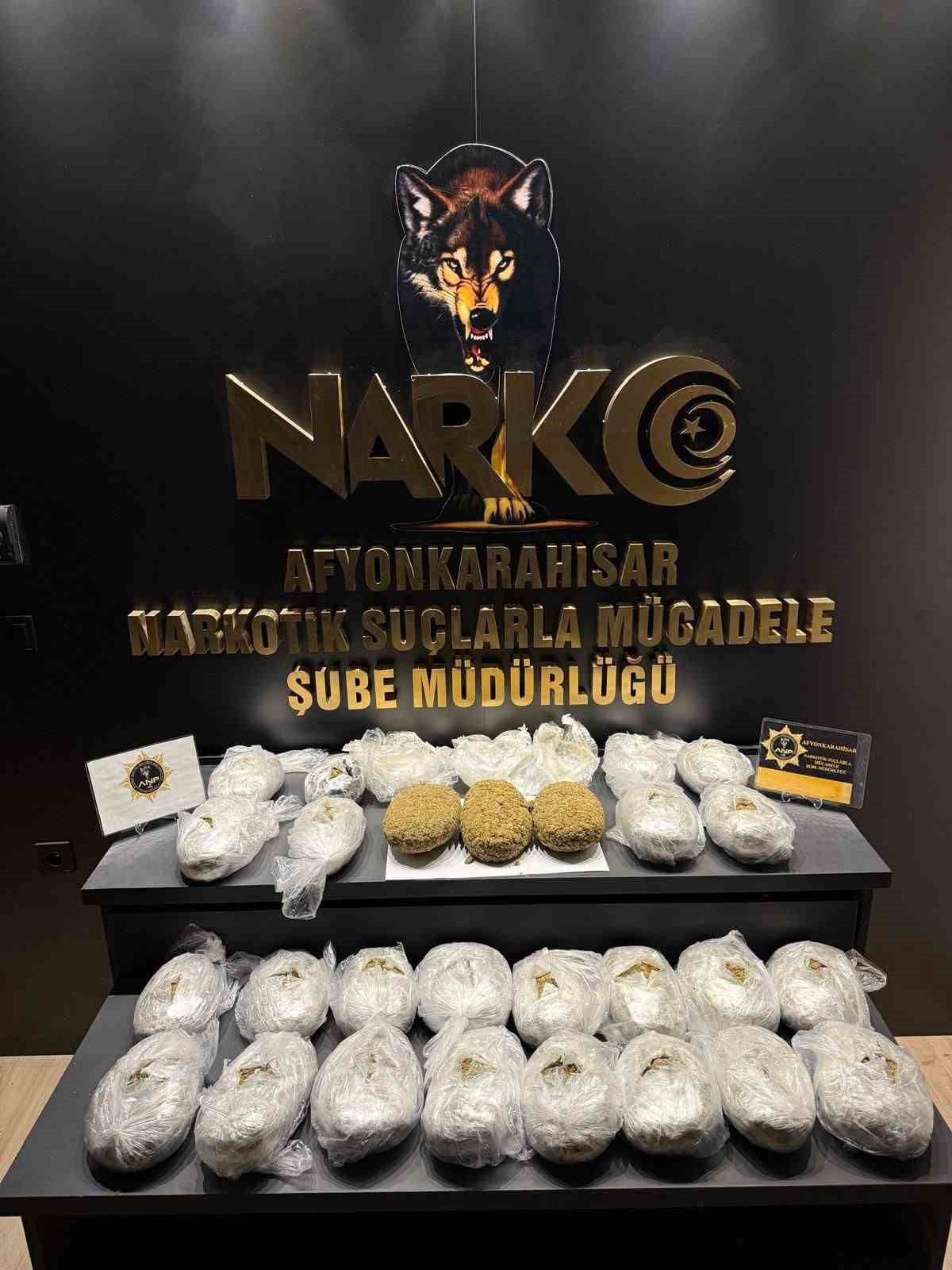 Otomobilin arka kapısının döşemesinin içerisine zulalanmış 11 kilo 500 gram uyuşturucu ele geçirildi