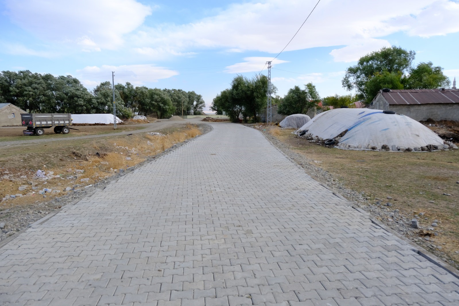 Ağrı&rsquo;da k&ouml;y yolları kilit parke taşıyla yenileniyor
