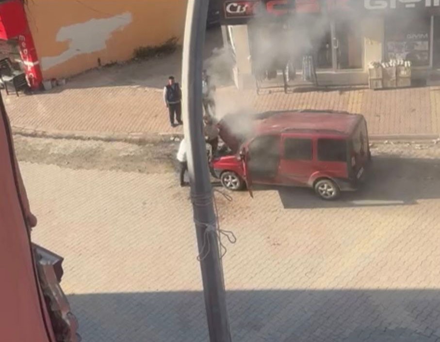 Osmaniye’de araç yandı, esnaf facianın önüne geçti