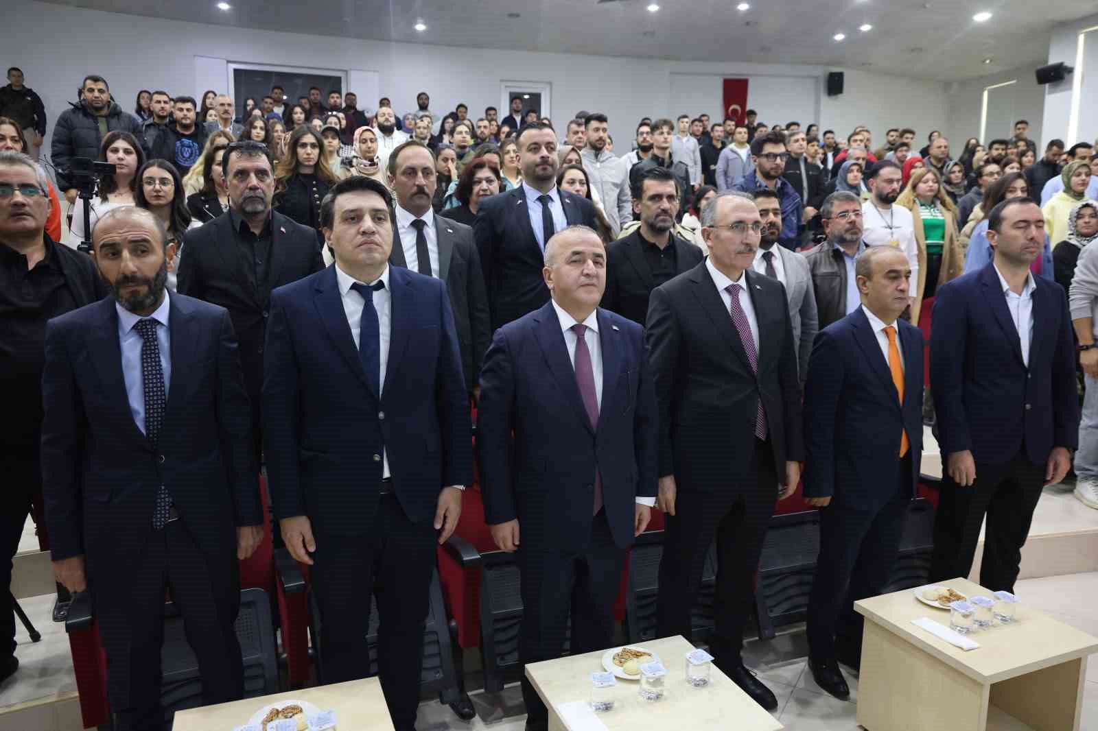 Vali Hatipoğlu: "Türkiye özellikle teknolojik alanda savunma sanayi başta olmak üzere yaptığı çalışmalarla çok farklı noktalara doğru evrildi"