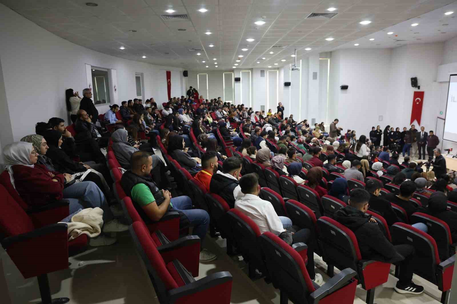 Vali Hatipoğlu: "T&uuml;rkiye &ouml;zellikle teknolojik alanda savunma sanayi başta olmak &uuml;zere yaptığı &ccedil;alışmalarla &ccedil;ok farklı noktalara doğru evrildi"
