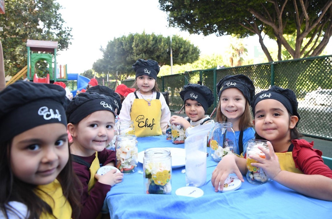 Turşular Konyaaltı&rsquo;nın minik elleriyle kuruldu
