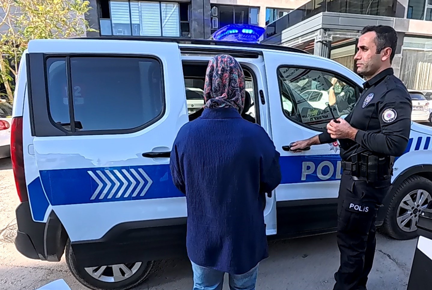 Boşanma aşamasındaki eşinin arabasının camını kırdı, şoka uğrayan kadın KADES’le kurtuldu