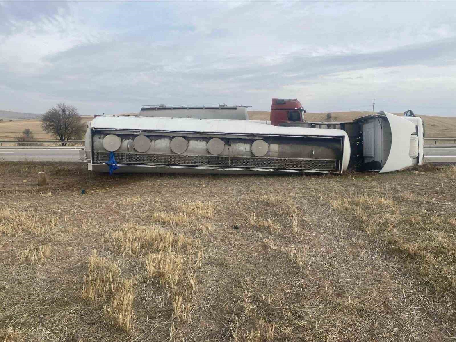 Kırıkkale’de akaryakıt tankeri devrildi: 1 yaralı