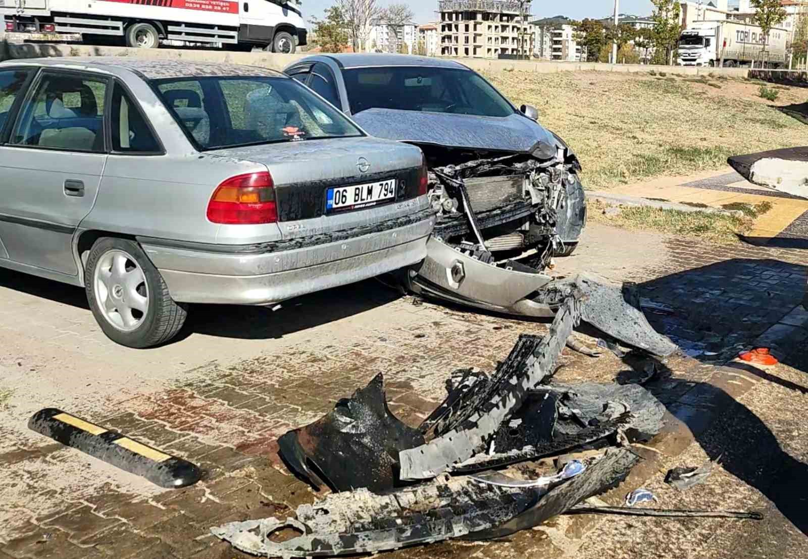 Yayaya çarpmamak için manevra yaptı, park halindeki araçlara çarptı: 2 yaralı