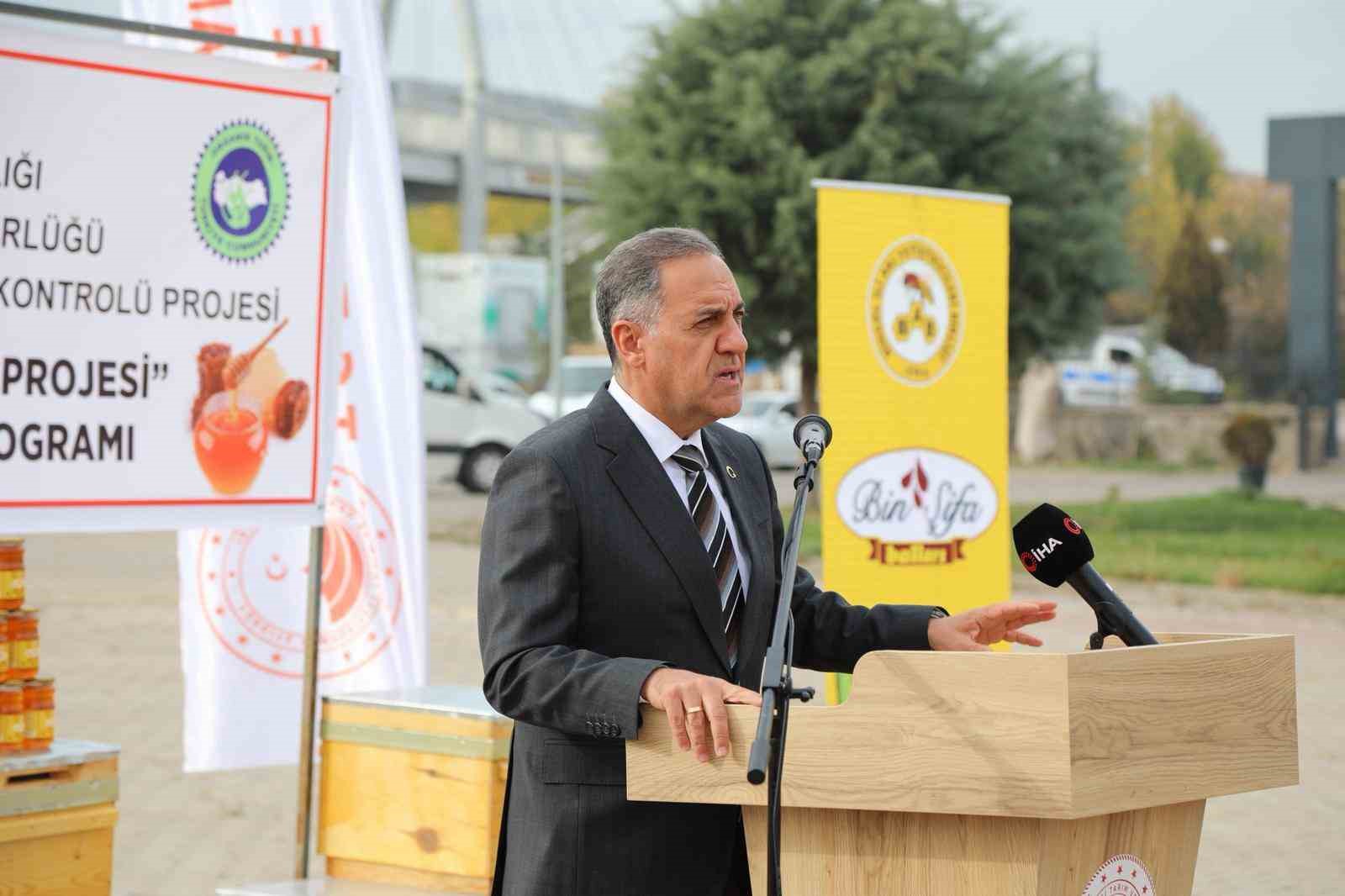 Doğunun en çok bal üretilen ikinci ili olan Bingöl’de arıcılara 435 organik kovan dağıtıldı
