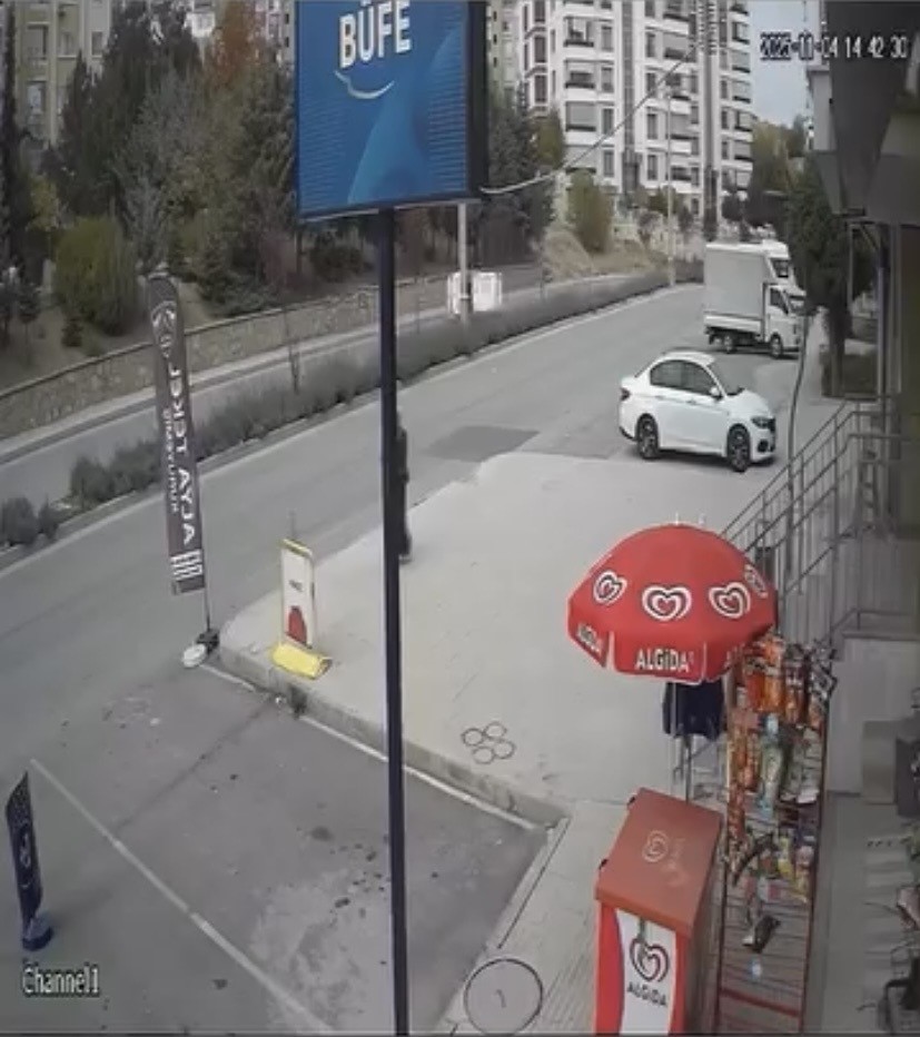 Elazığ&rsquo;da aracın yan yattığı kaza kamerada
