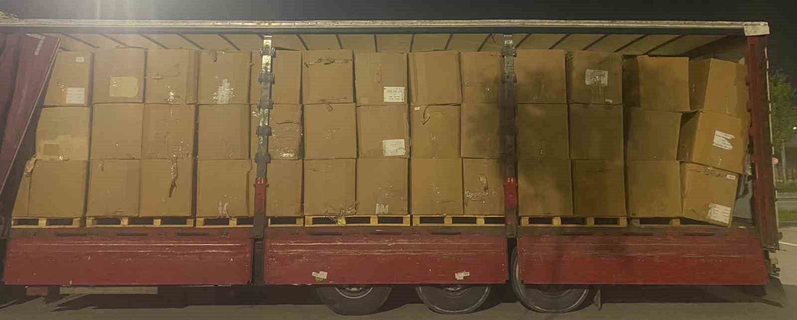 Kocaeli’de sahte belgeli tırda tonlarca kaçak tütün ele geçirildi