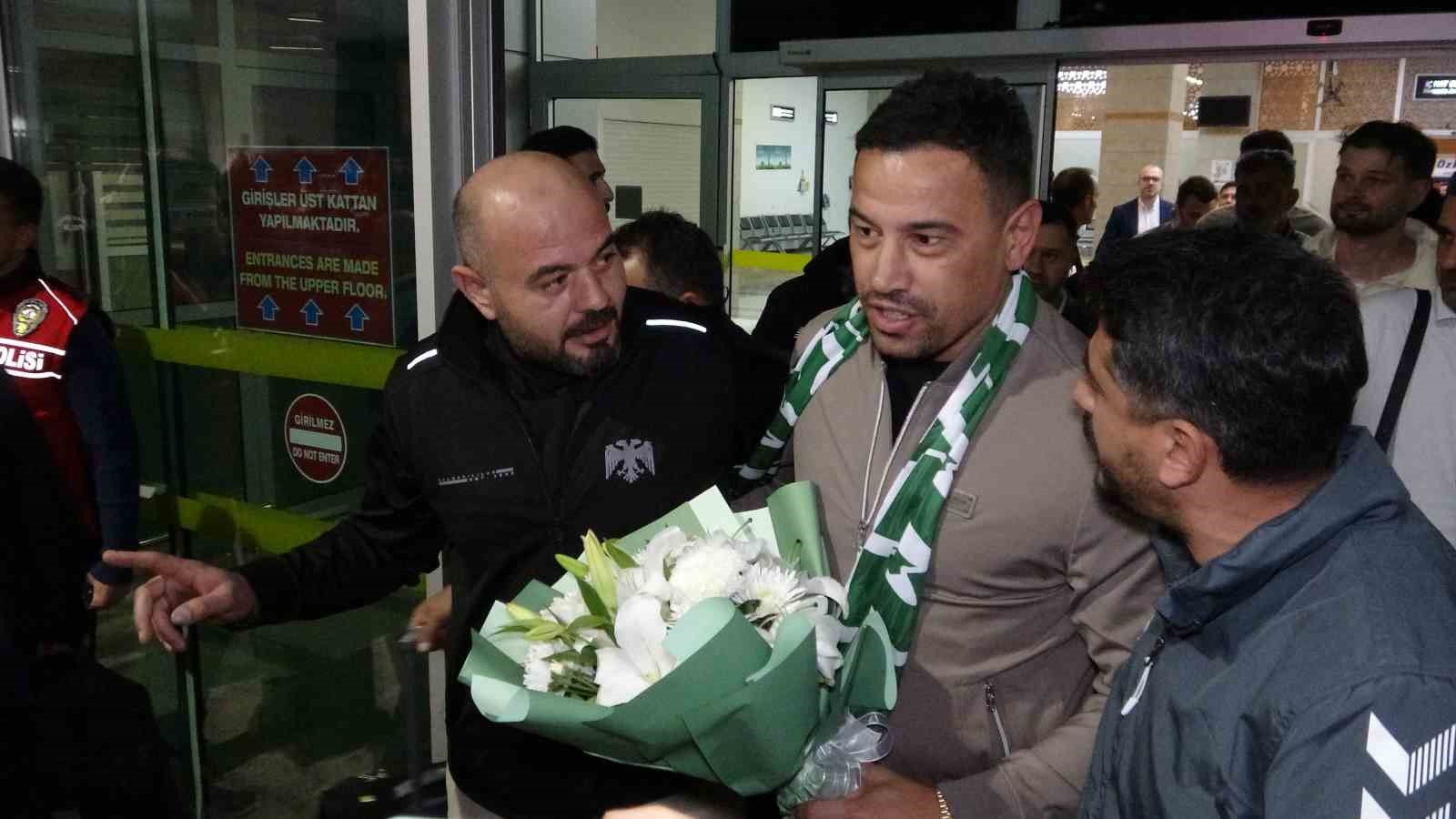 Konyaspor’un yeni teknik direktörü Çağdaş Atan, Konya’ya geldi