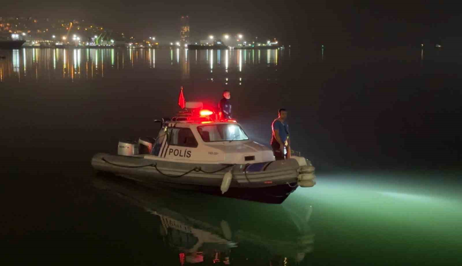 Denize atlamak isteyen genç kızı anne ve babası ikna etti