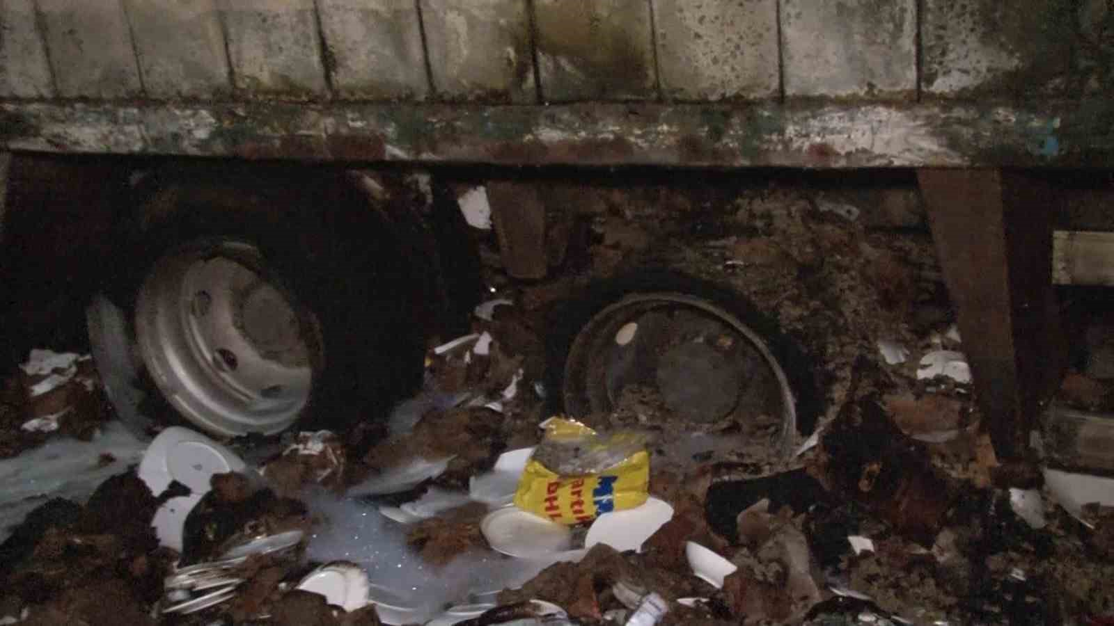 Kuzey Marmara Otoyolu’nda kamyonun lastiğinde başlayan yangın, dorseyi kullanılamaz hale getirdi