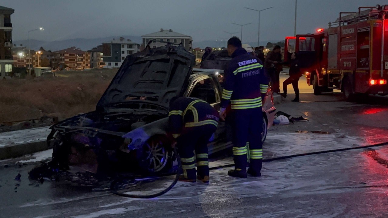 Erzincan&rsquo;da seyir halindeki otomobil alev aldı: 2 kişi son anda kurtuldu

