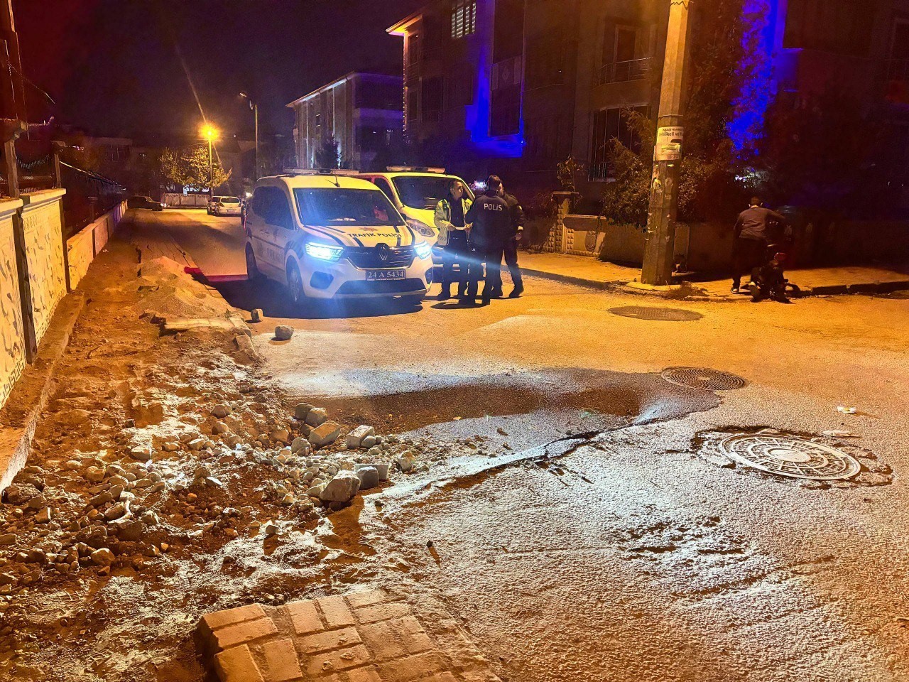 Yeni asfaltlanan bölümde göçük oluştu