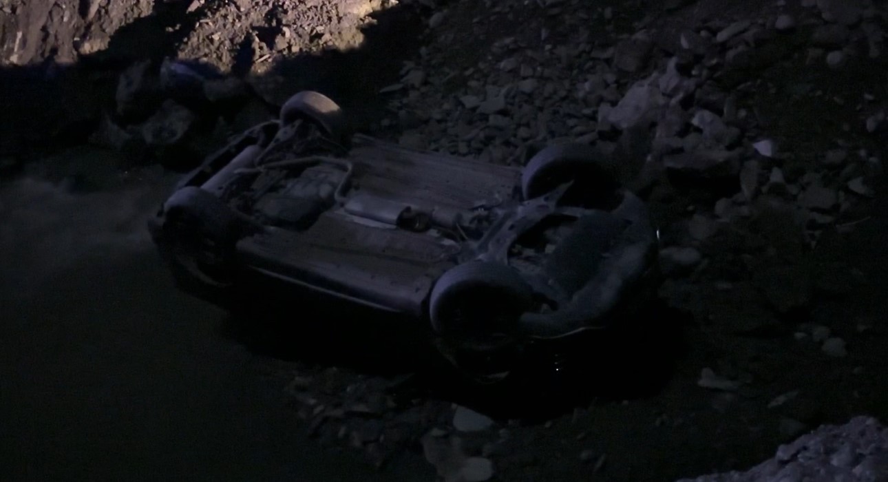 Hakkari’de otomobil dereye uçtu: 2 yaralı