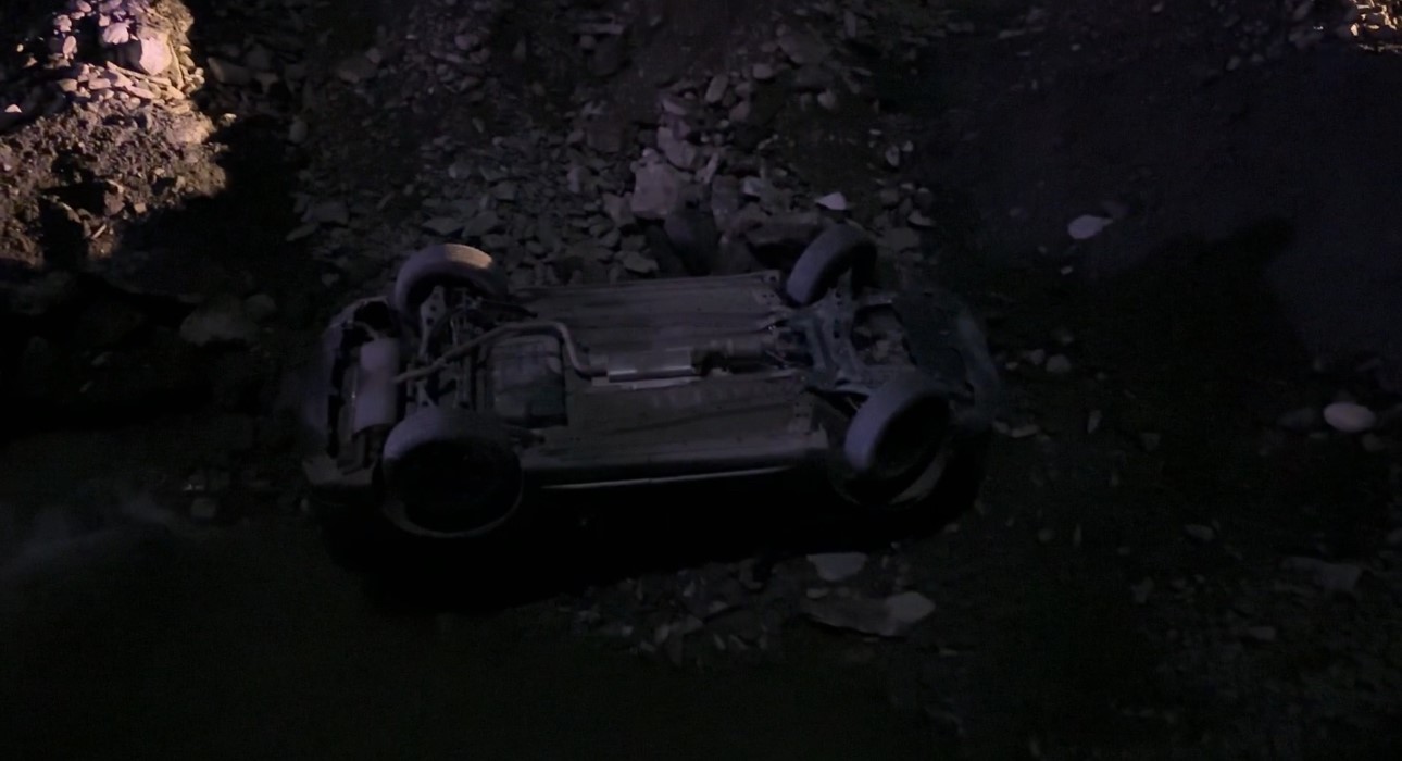 Hakkari&rsquo;de otomobil dereye u&ccedil;tu: 2 yaralı
