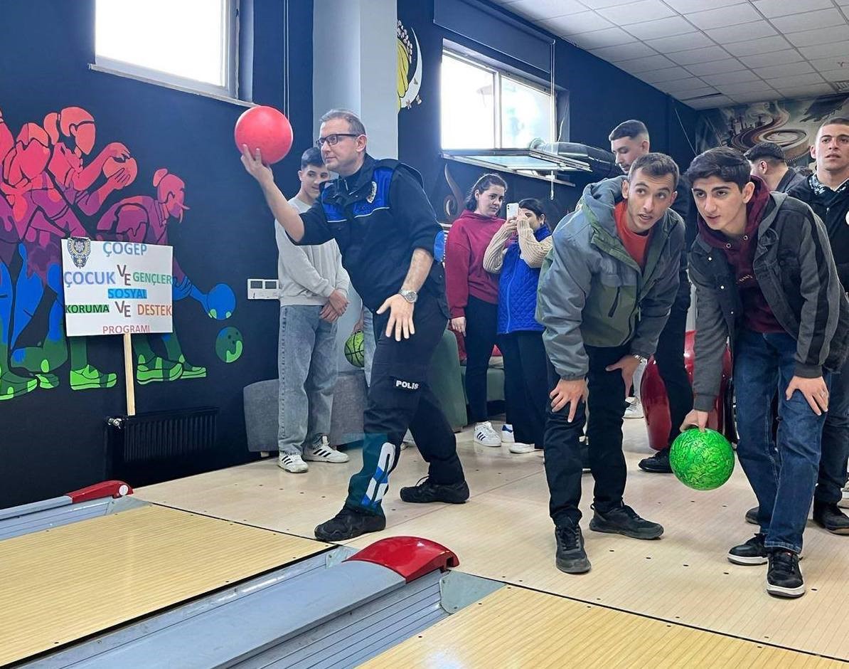 Polislerden &ouml;zel &ccedil;ocuklara bowling s&uuml;rprizi
