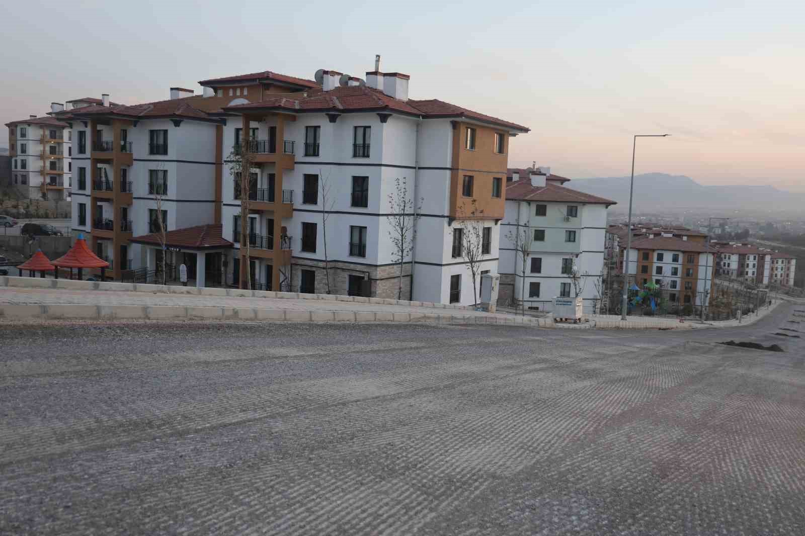 "Kadın eli değen her yer güzelleşir" sözü gerçek oldu: Depremzede kadın yeni yuvasının bahçesini ektiği sebzelerle güzelleştirdi