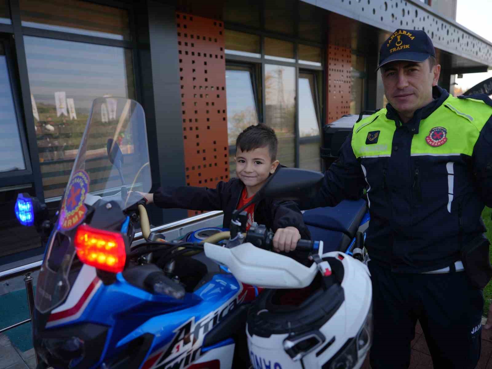 Minik &ouml;ğrenciler hem eğlendi hem &ouml;ğrendi
