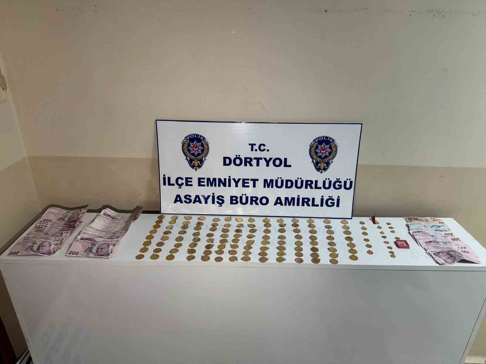 Çaldıkları altın dolu keseyi toprağa sakladılar