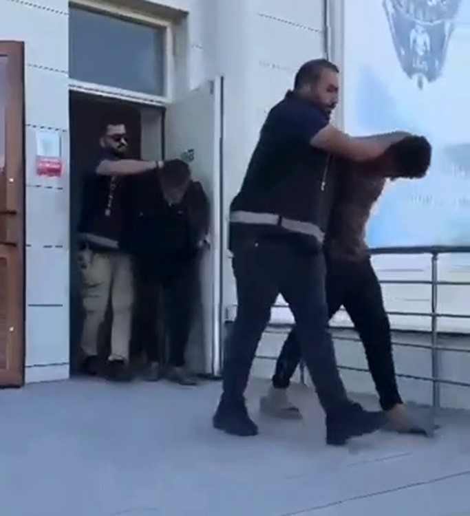 Çaldıkları altın dolu keseyi toprağa sakladılar