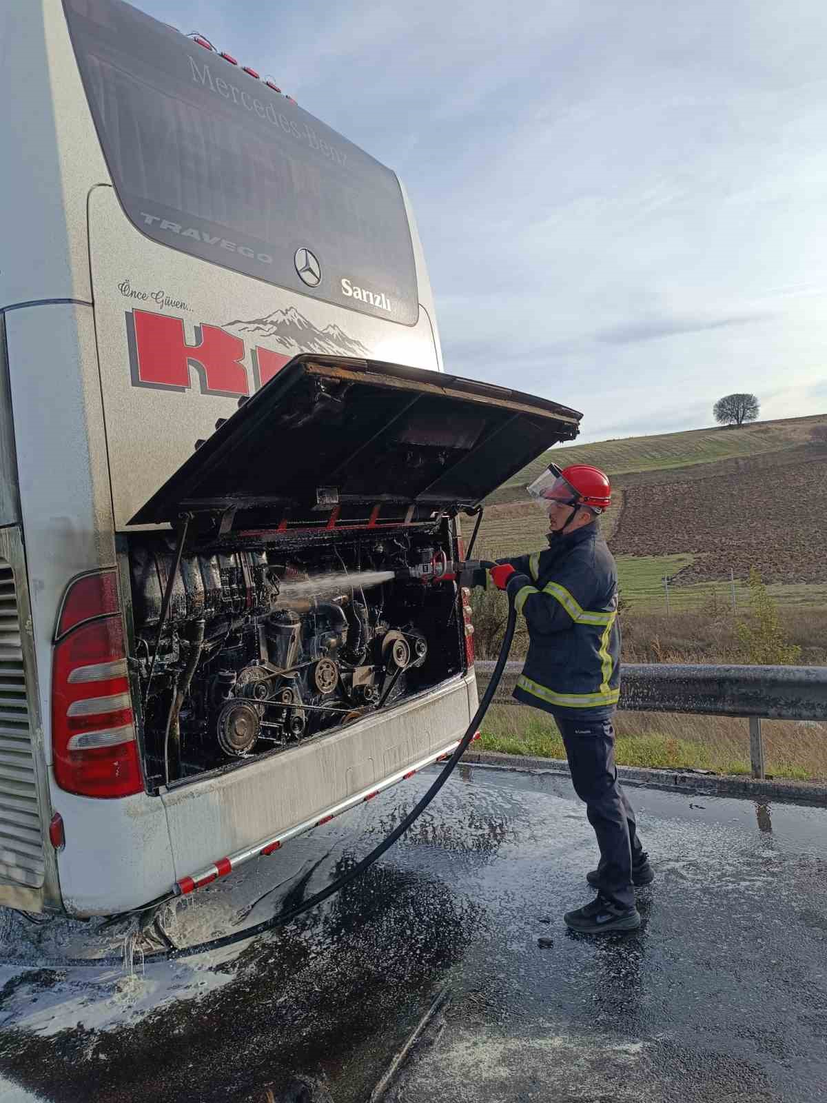 Yolcu otob&uuml;s&uuml;n&uuml;n motor kısmından alevler y&uuml;kseldi
