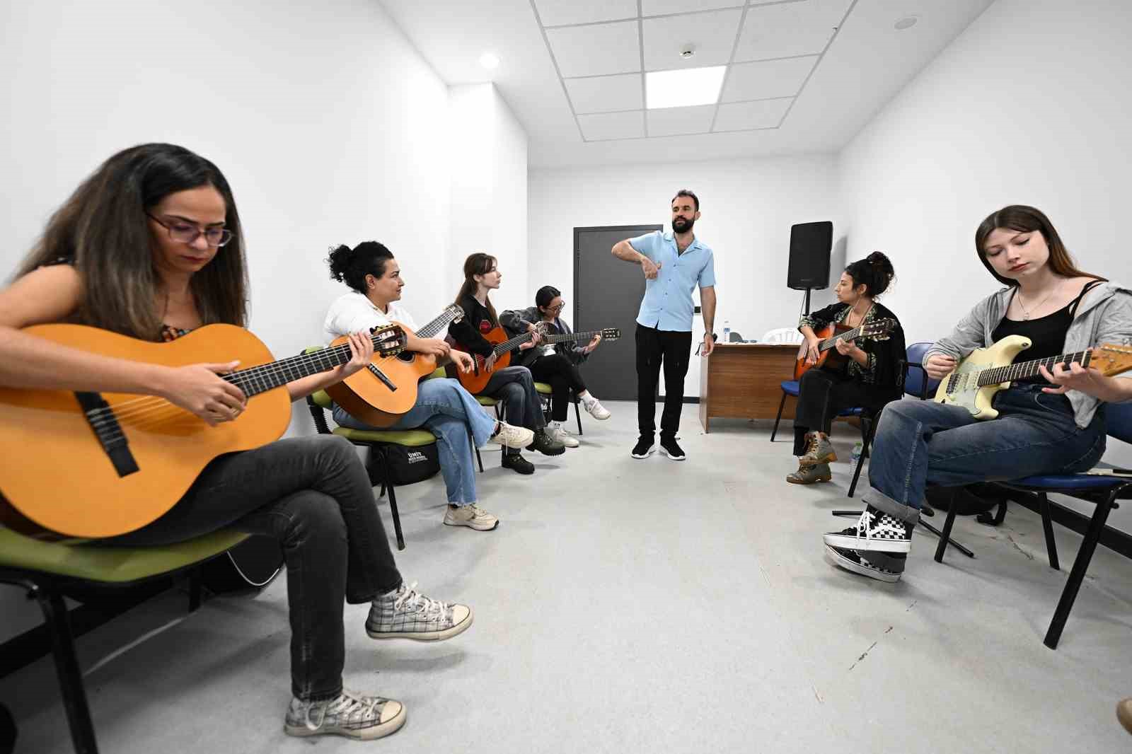 Mersin’de ücretsiz enstrüman kurslarına yoğun ilgi
