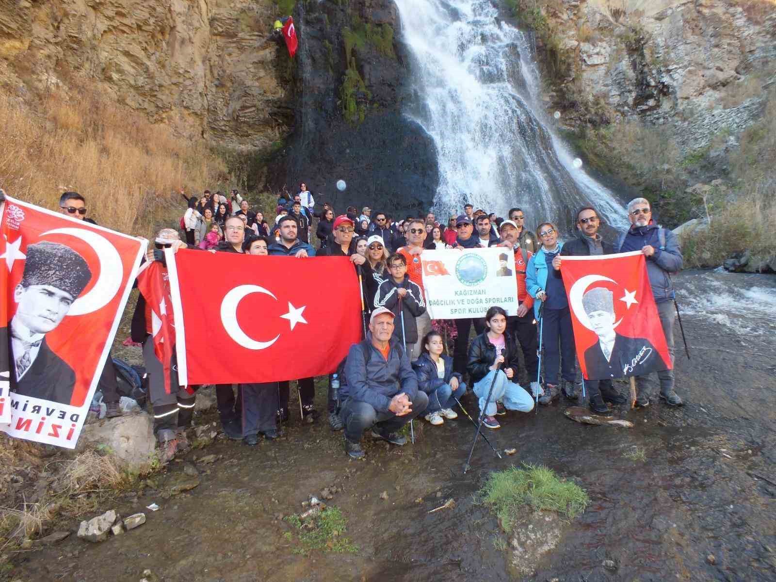 Kars’ta 100 dağcı Susuz Şelalesi’ne yürüdü