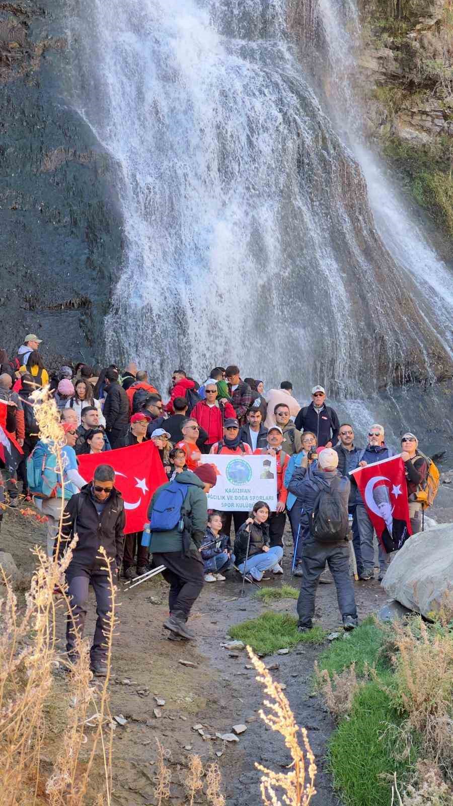 Kars’ta 100 dağcı Susuz Şelalesi’ne yürüdü