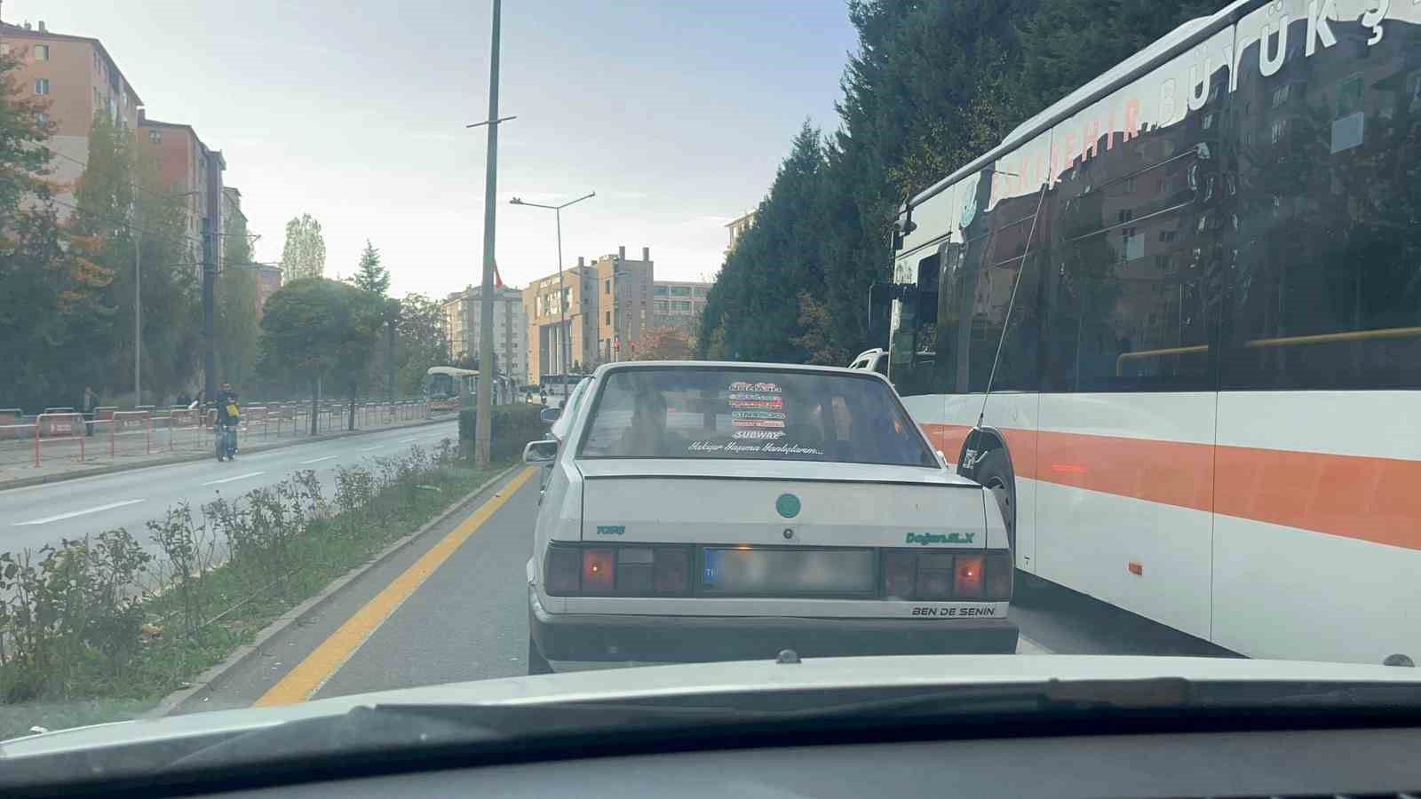 Arka cama "Yakışır yaşıma yanlışlarım" yazdı, caddeyi egzozuyla rahatsız etti
