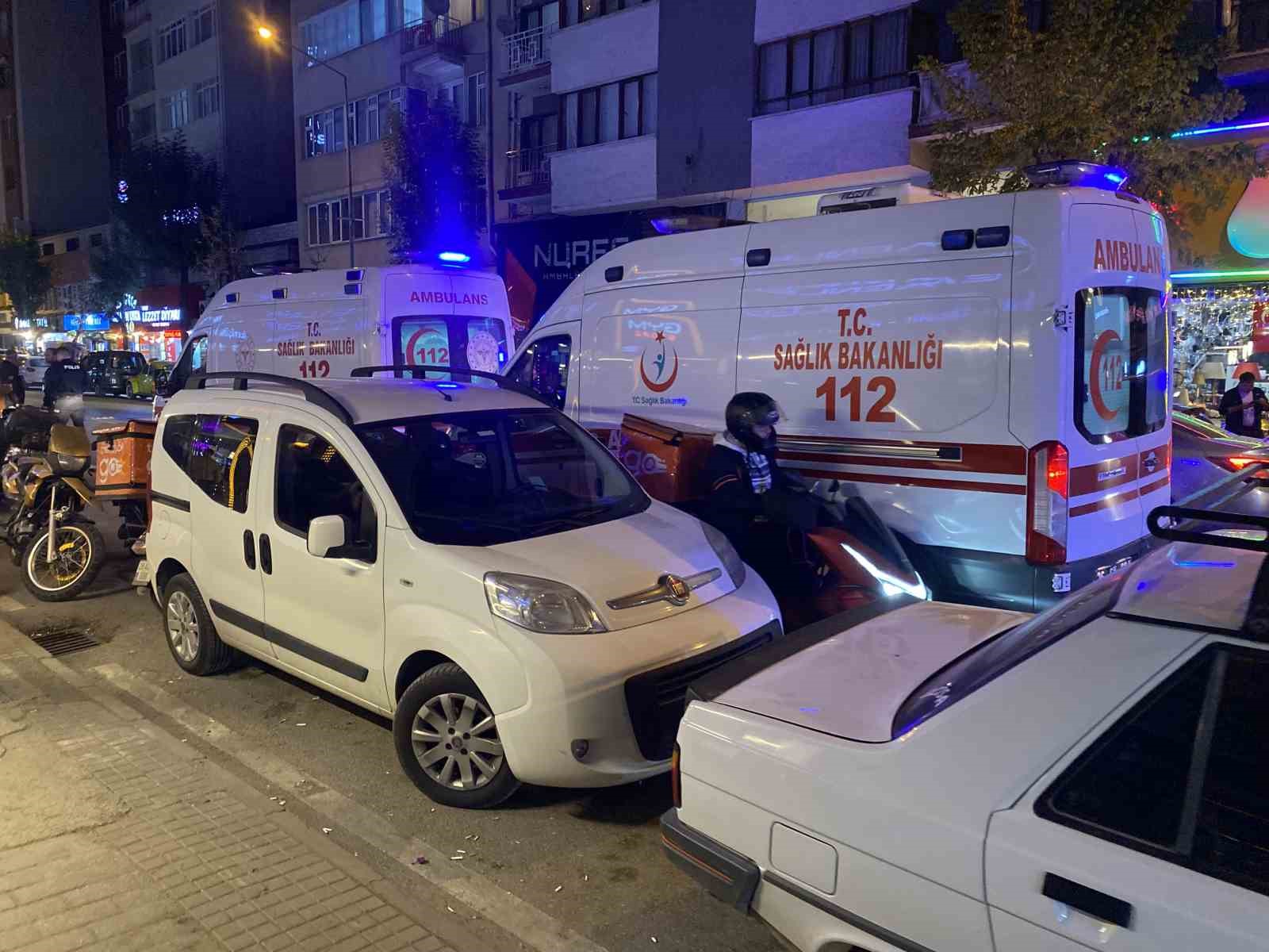 Motosiklet &ouml;nce yayaya, sonra otomobile &ccedil;arptı: 2 yaralı
