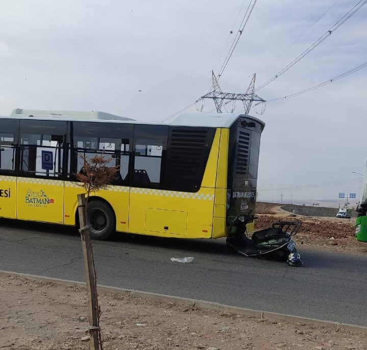 Batman&rsquo;da motosiklet, halk otob&uuml;s&uuml;ne &ccedil;arptı: 1 yaralı
