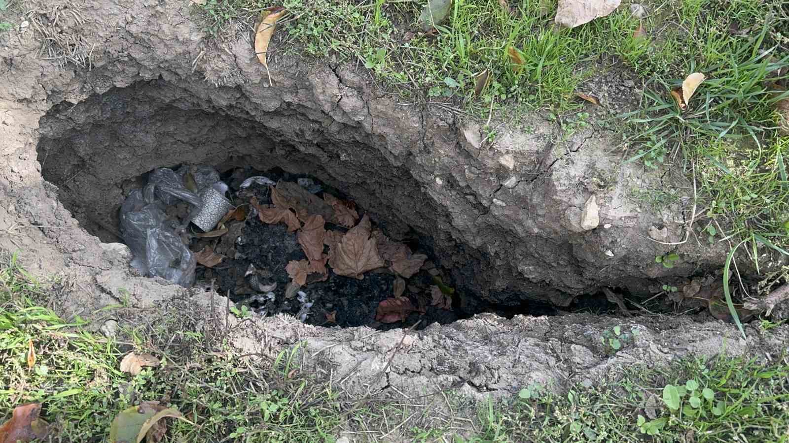 Isparta’da elma bahçelerinde yaklaşık 1 metrelik obruklar oluştu, bazı evlerin duvarları çatladı