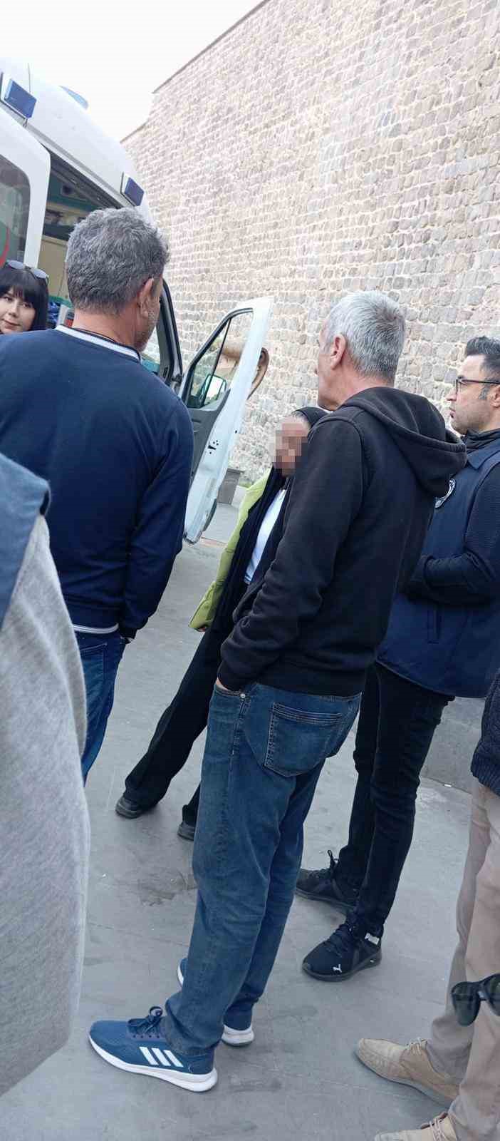 Zabıta ekipleri intihar girişiminde bulunan kadını ikna etti
