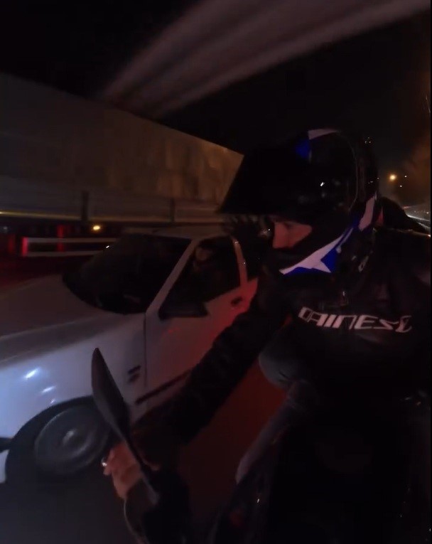 Motosiklete yandan &ccedil;arpan ara&ccedil;, yoluna bir şey olmamış gibi devam etti
