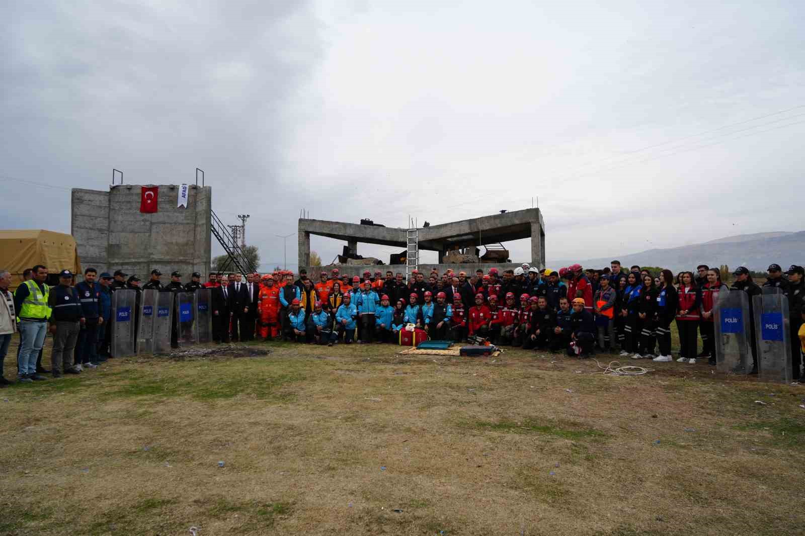 Erzincan&rsquo;da 6,4 b&uuml;y&uuml;kl&uuml;ğ&uuml;nde deprem tatbikatı ger&ccedil;eğini aratmadı
