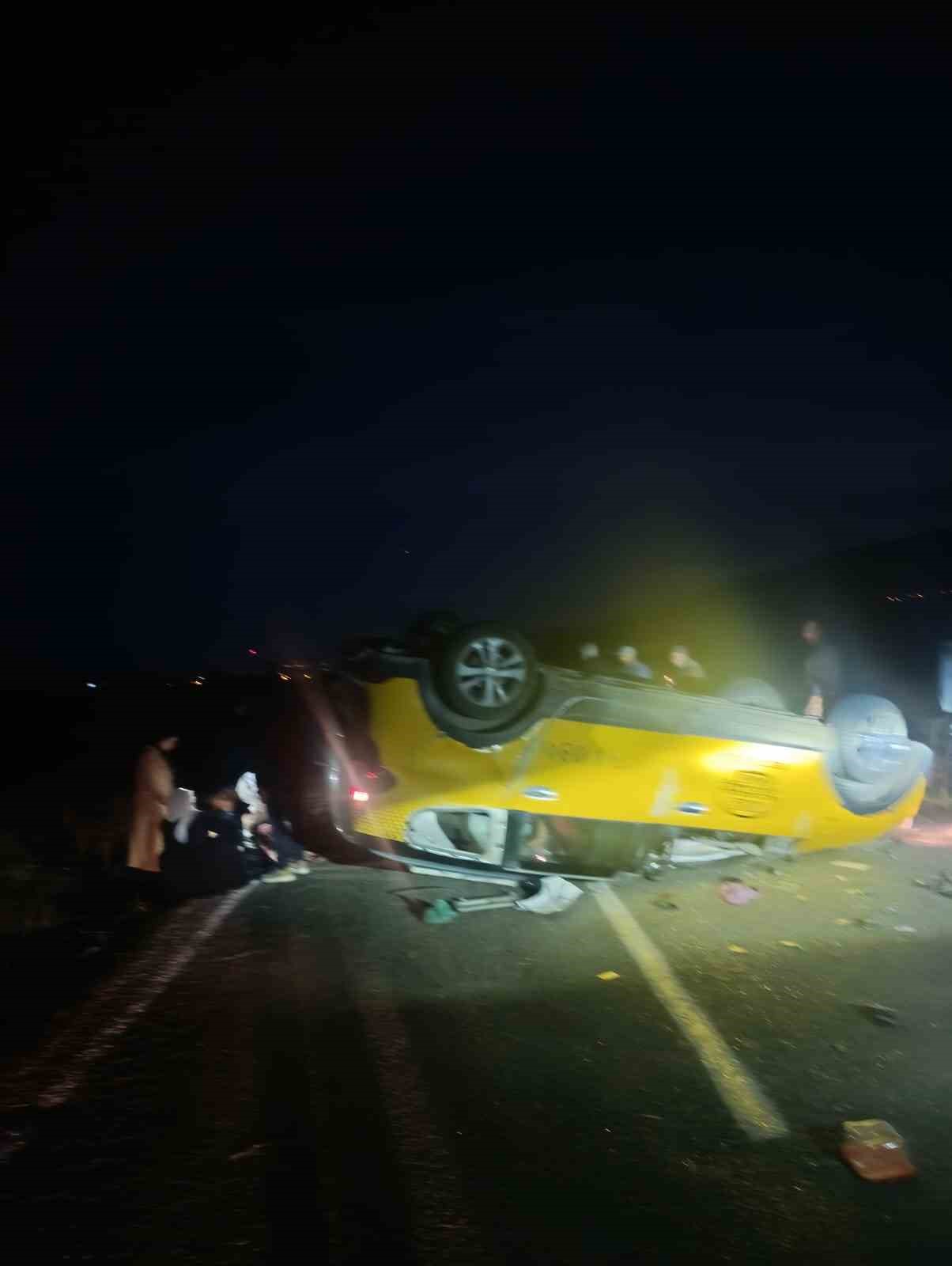 Malazgirt’te öğretmenleri taşıyan taksi takla attı: 7 yaralı