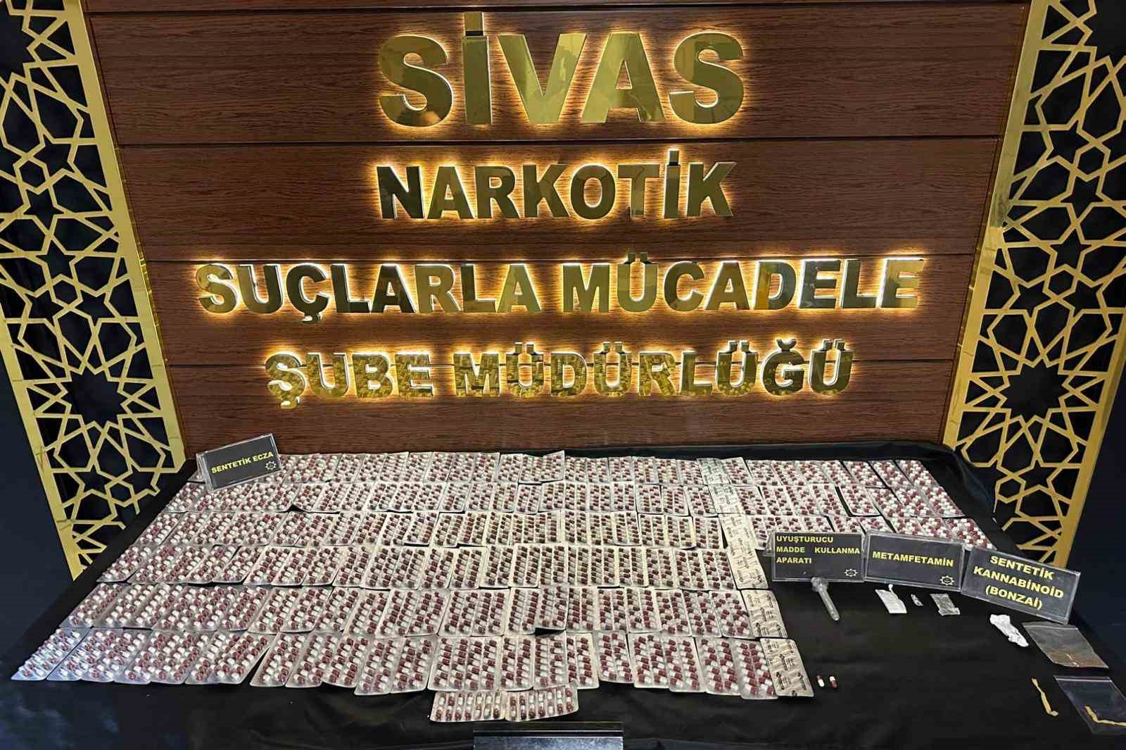 Sivas’ta uyuşturucu madde bulunduran 4 kişi yakalandı, şahıslardan 1’i tutuklandı