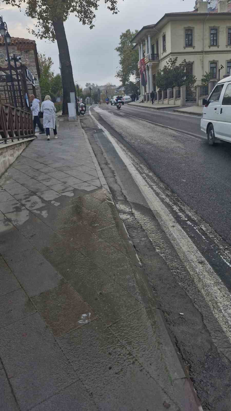 Tekirdağ&rsquo;da su patlağı milli serveti caddeye akıttı: Tonlarca i&ccedil;me suyu heba oldu
