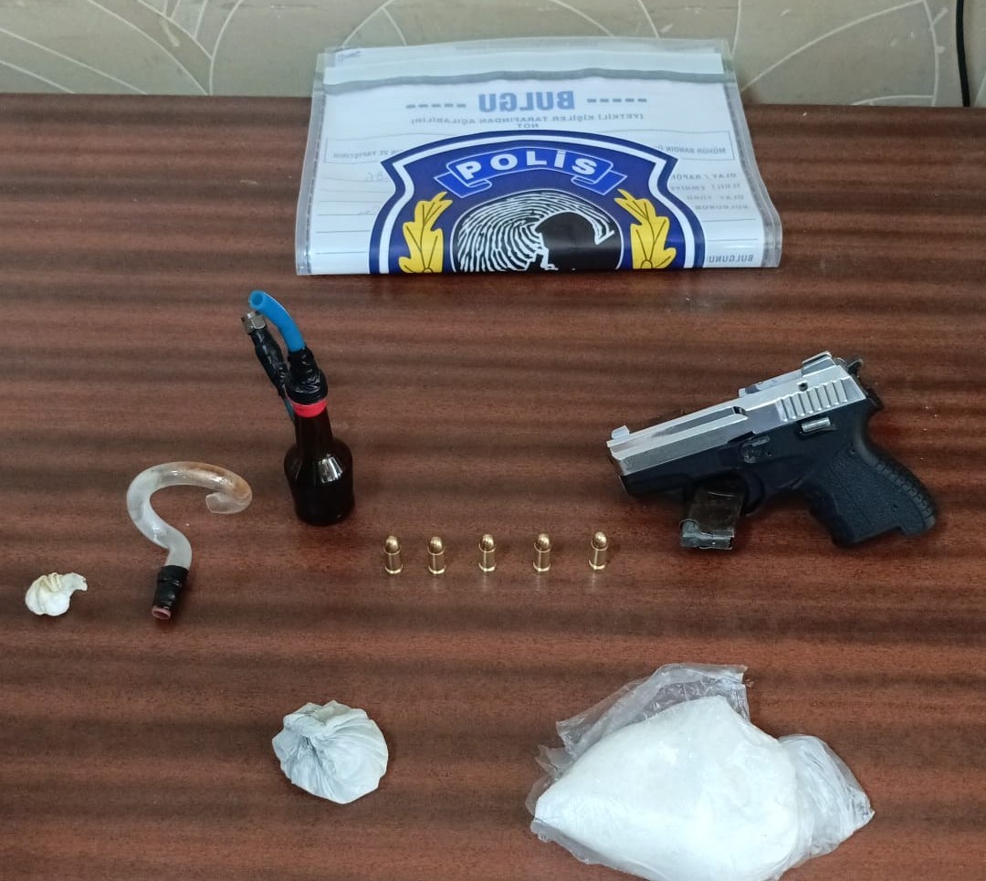 İzmir’de yol kontrolünde uyuşturucu ele geçirildi: 2 gözaltı