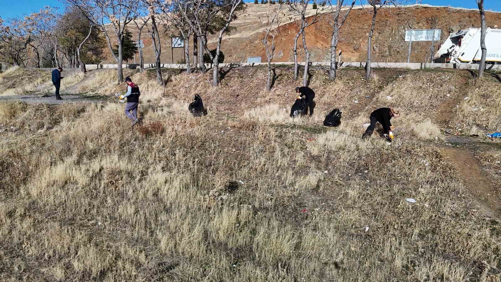 Hazar G&ouml;l&uuml;&rsquo;nde temizlik &ccedil;alışması

